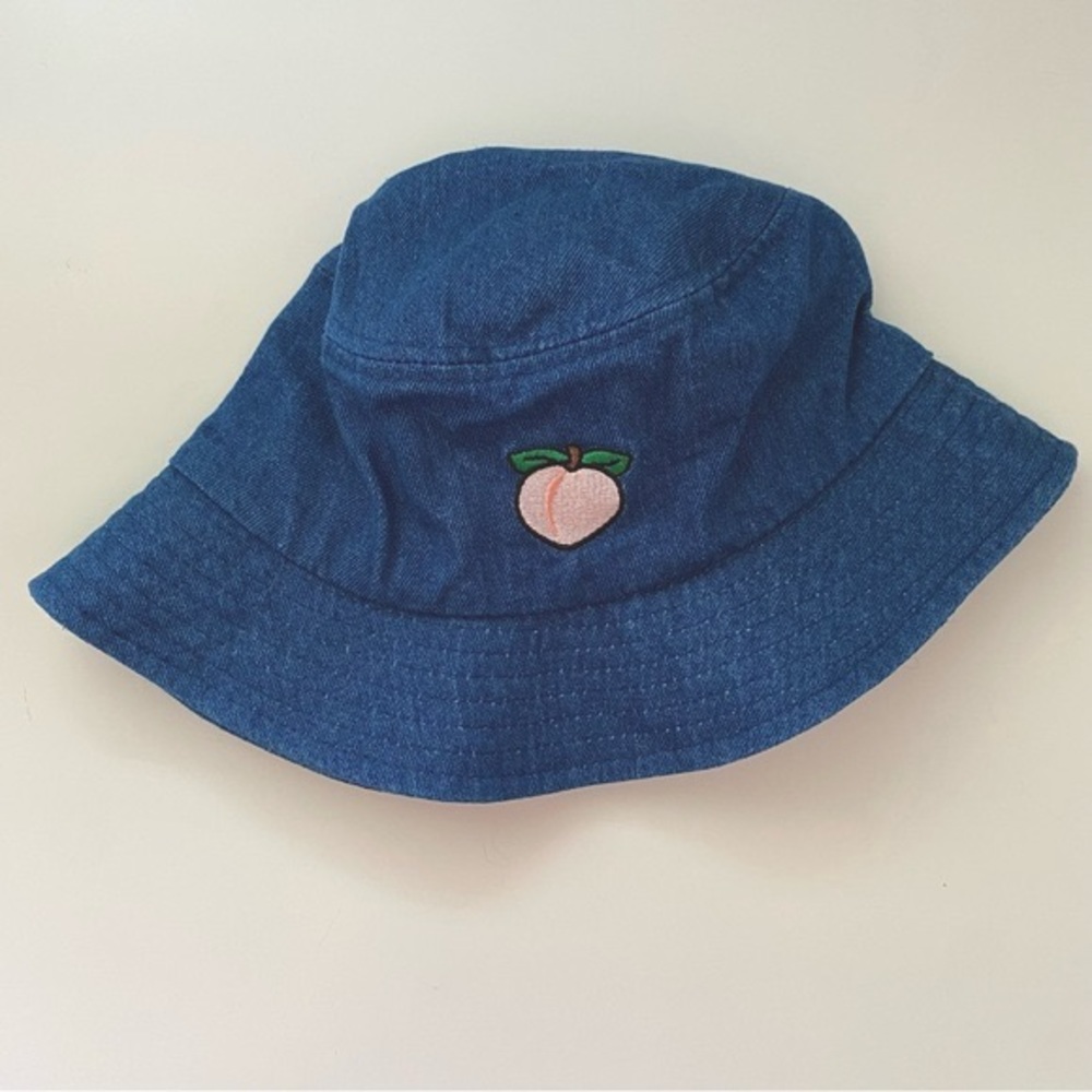 3/$30💚Denim blue bucket hat with peach fruit embroidery womens